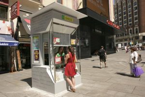 Nuevo kiosco de la ONCE con cortinillas a medida de Industri